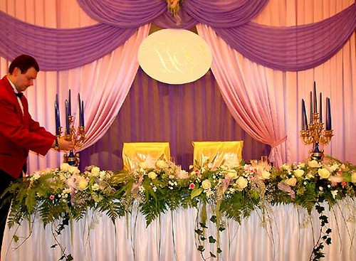 Оформление свадебного стола жениха и невесты
